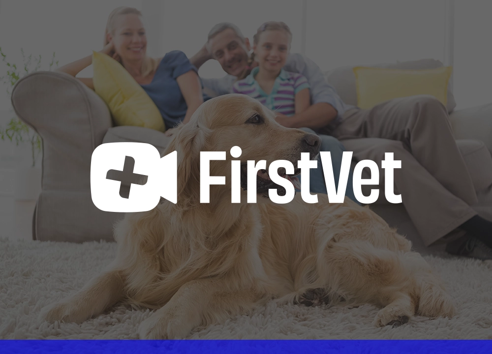 Familie mit Hund auf dem Sofa, FirstVet-Logo in der oberen linken Ecke, gemütliche Wohnatmosphäre.