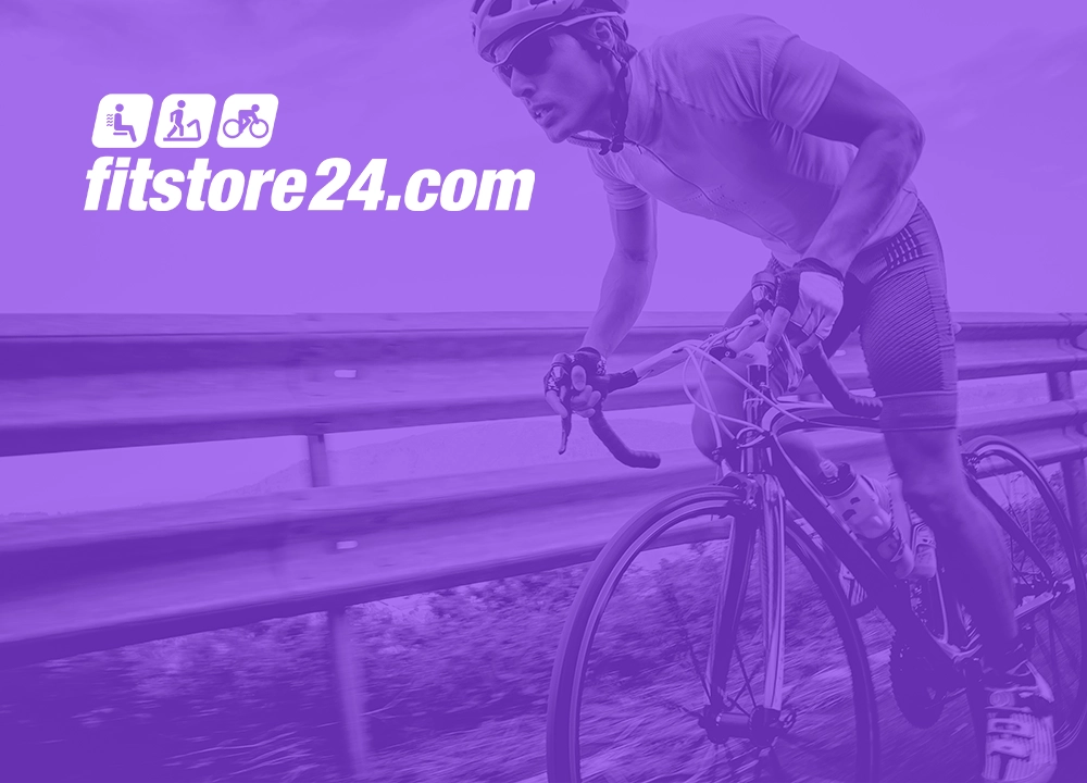 Radfahrer auf der Straße mit fitstore24.com Logo im Hintergrund, symbolisiert Sport und Outdoor-Aktivitäten.